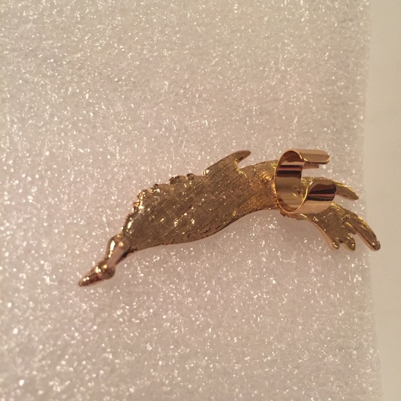 ⭐️ Awesome Single Metallic Wing Ear Cuff ⭐️ - Picture 2 of 8